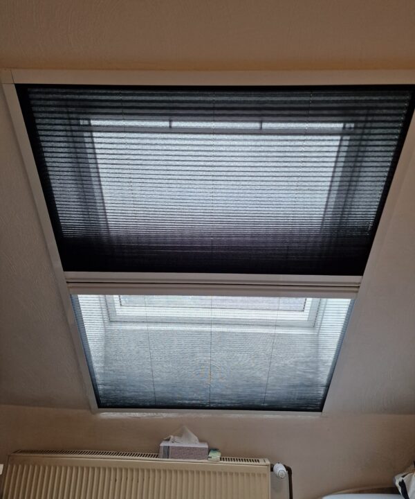 Schraub - Klebesystem Dachfenster - Verdunkelung und Fliegengitter - Vertikal